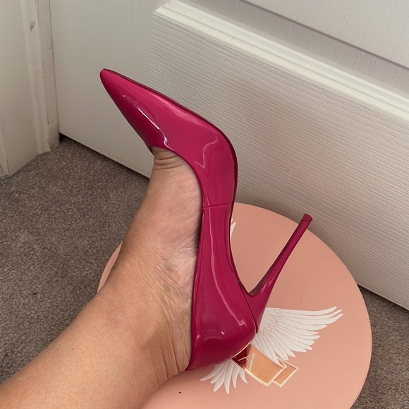 Also hot pink heels - Picture 3 of 7